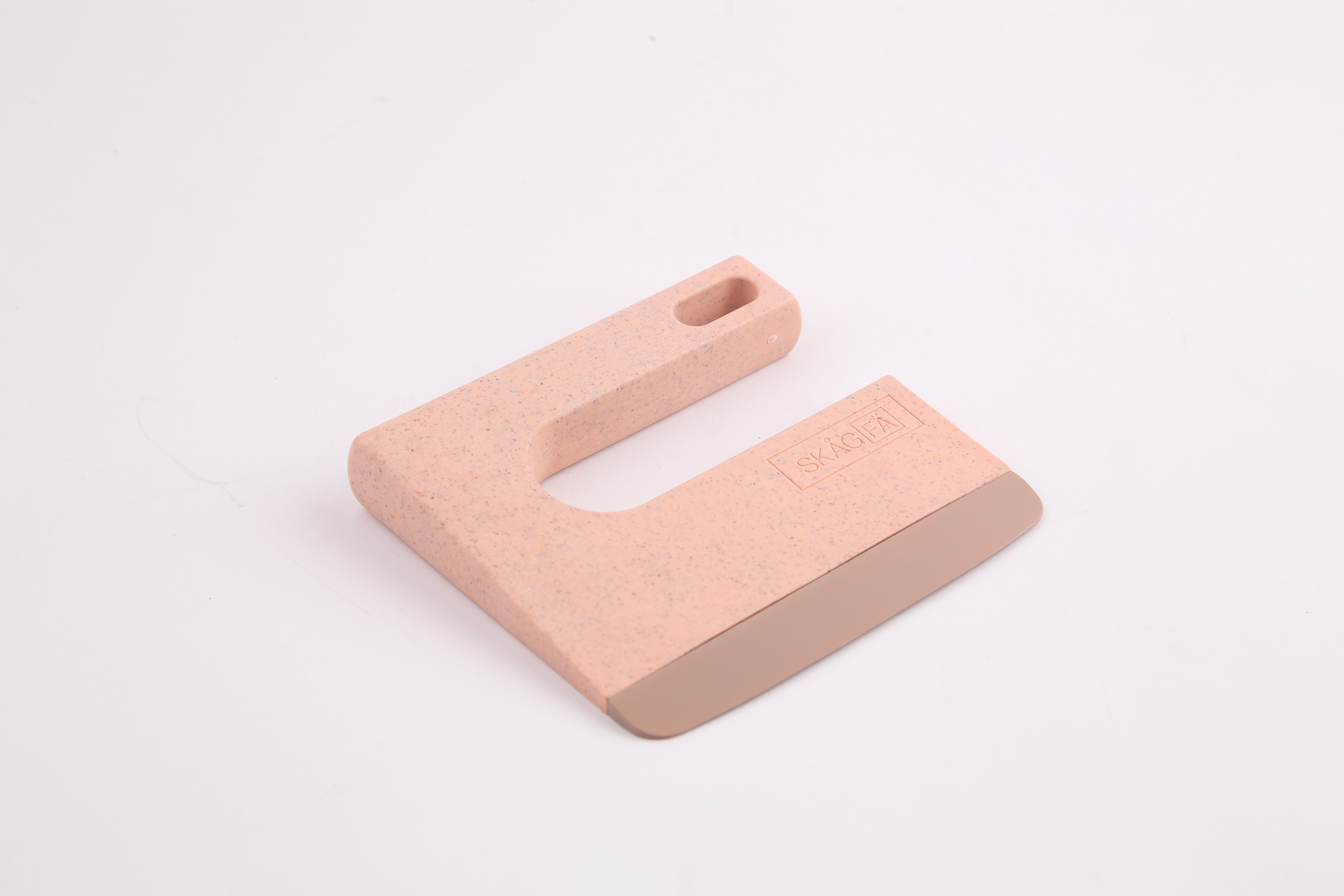 Introducing the eco-friendly autonomy knife for kids, designed specifically for small hands and made with 30% wheat straw for sustainability. This internationally award-winning knife is perfect for encouraging children's independence and promoting healthy eating habits. Safe and versatile, it can be used with one or both hands simultaneously, making meal preparation fun and easy. Empower your children with this innovative, eco-conscious kitchen tool that fosters a nutritious lifestyle.