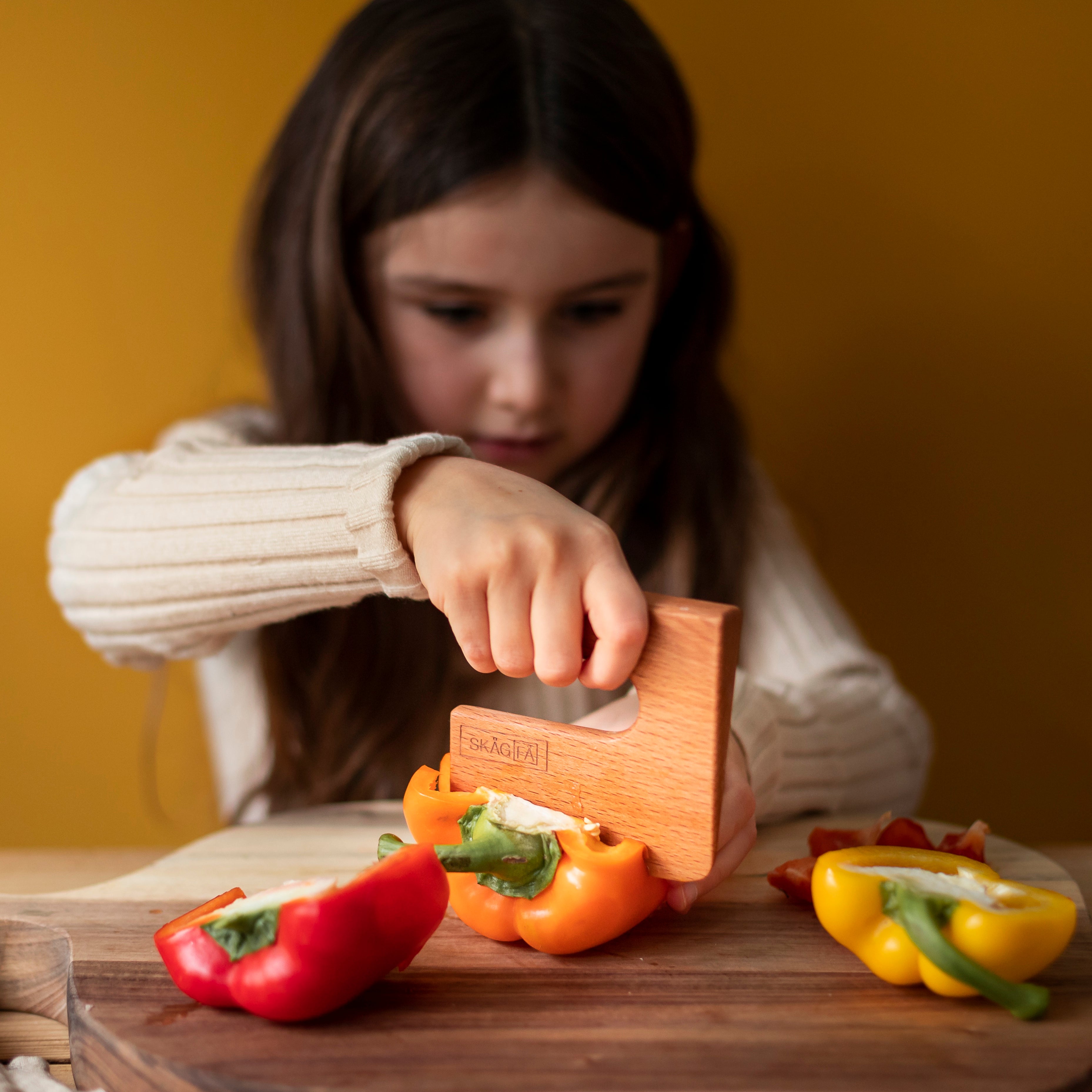 Träkniv - Safe and educational natural wooden knife for kids, designed as a Montessori tool to enhance child safety and development. Explore our fun and secure cooking tool, perfect for parents and retailers seeking the latest in child-safe culinary innovations.