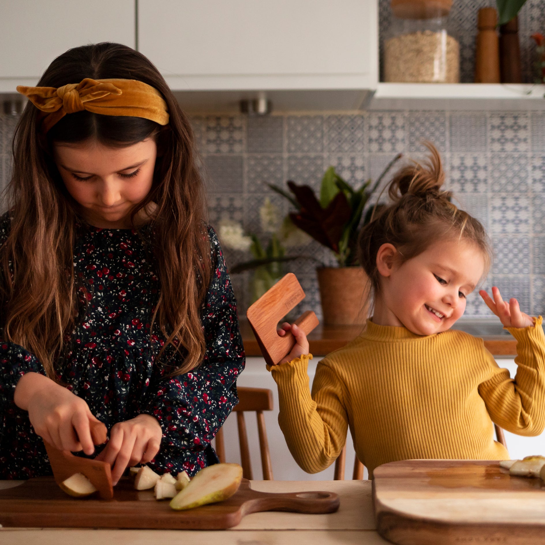 Träkniv - Safe and educational natural wooden knife for kids, designed as a Montessori tool to enhance child safety and development. Explore our fun and secure cooking tool, perfect for parents and retailers seeking the latest in child-safe culinary innovations.