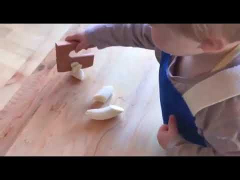 Träkniv - Safe and educational natural wooden knife for kids, designed as a Montessori tool to enhance child safety and development. Explore our fun and secure cooking tool, perfect for parents and retailers seeking the latest in child-safe culinary innovations.