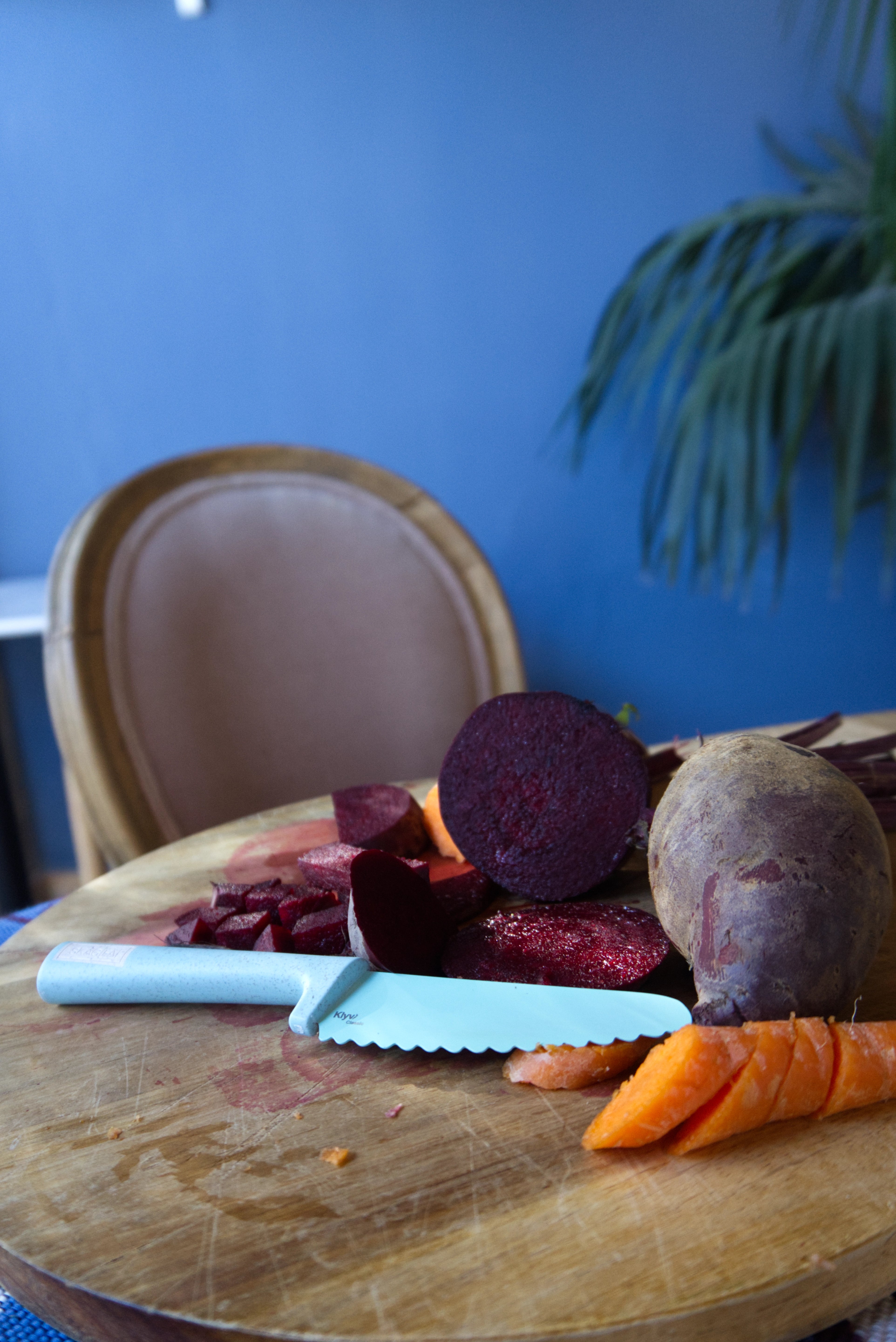 Klyv classic knife for 3 years old , Sliced beets and carrots on a wooden cutting board with a blue wall in the background.
Scandinavian Design