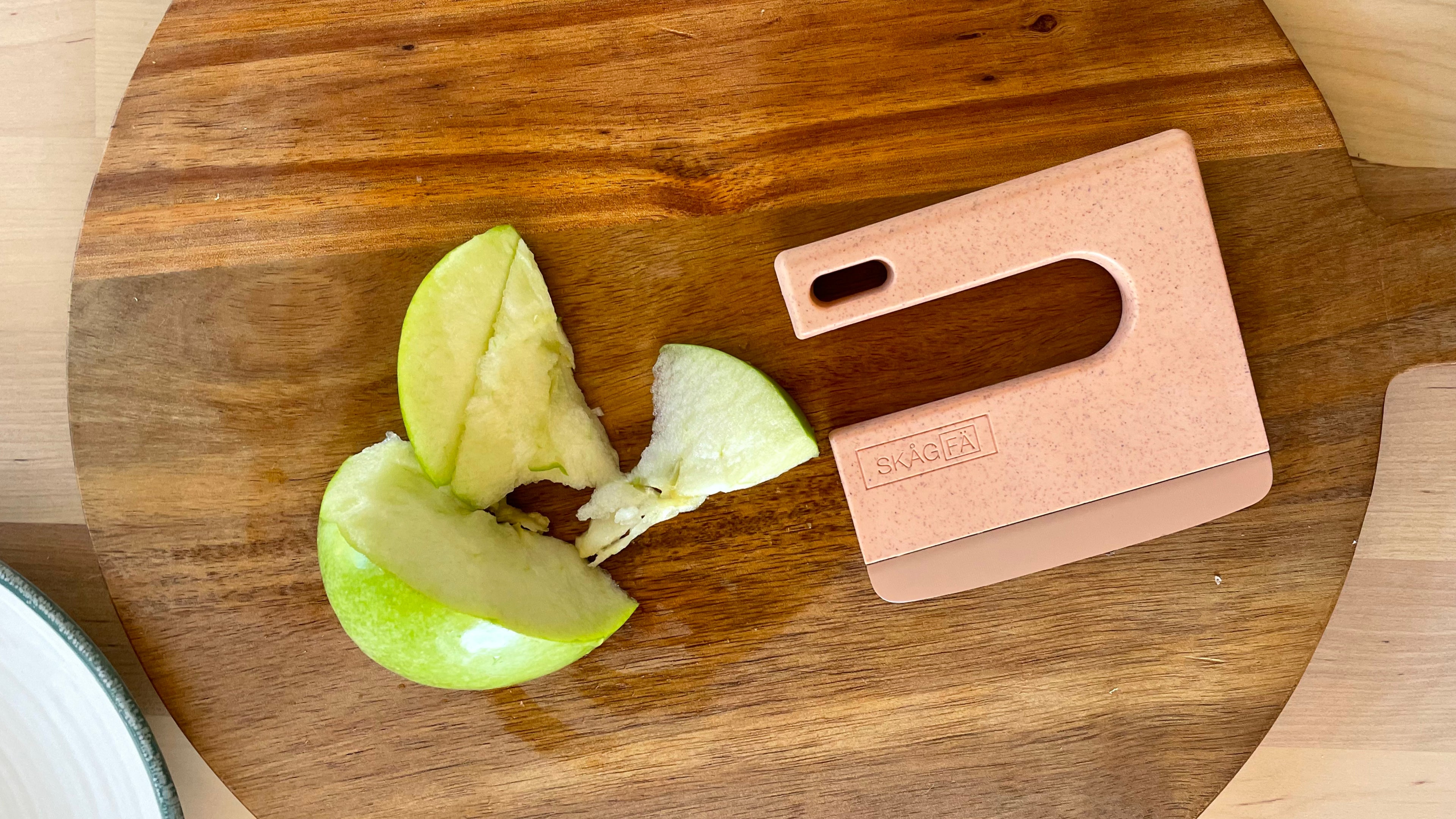 Introducing the top-rated safe autonomy knife for kids, inspired by Waldorf and Montessori principles to foster independence and healthy eating habits. This internationally award-winning kitchen tool is perfect for children, offering a safe and effective way to get them involved in meal preparation. Made with 30% wheat straw, it's eco-friendly and ideal for small hands, allowing use with one or both hands. Promote nutritious eating and empower your kids with this must-have, innovative kitchen accessory.