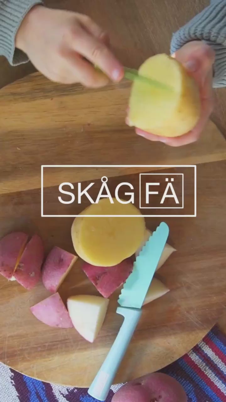 Klyv classic the world’s safest kids knife that makes it easy to get your children cutting, slicing and dicing their way to cooking independence – safely.