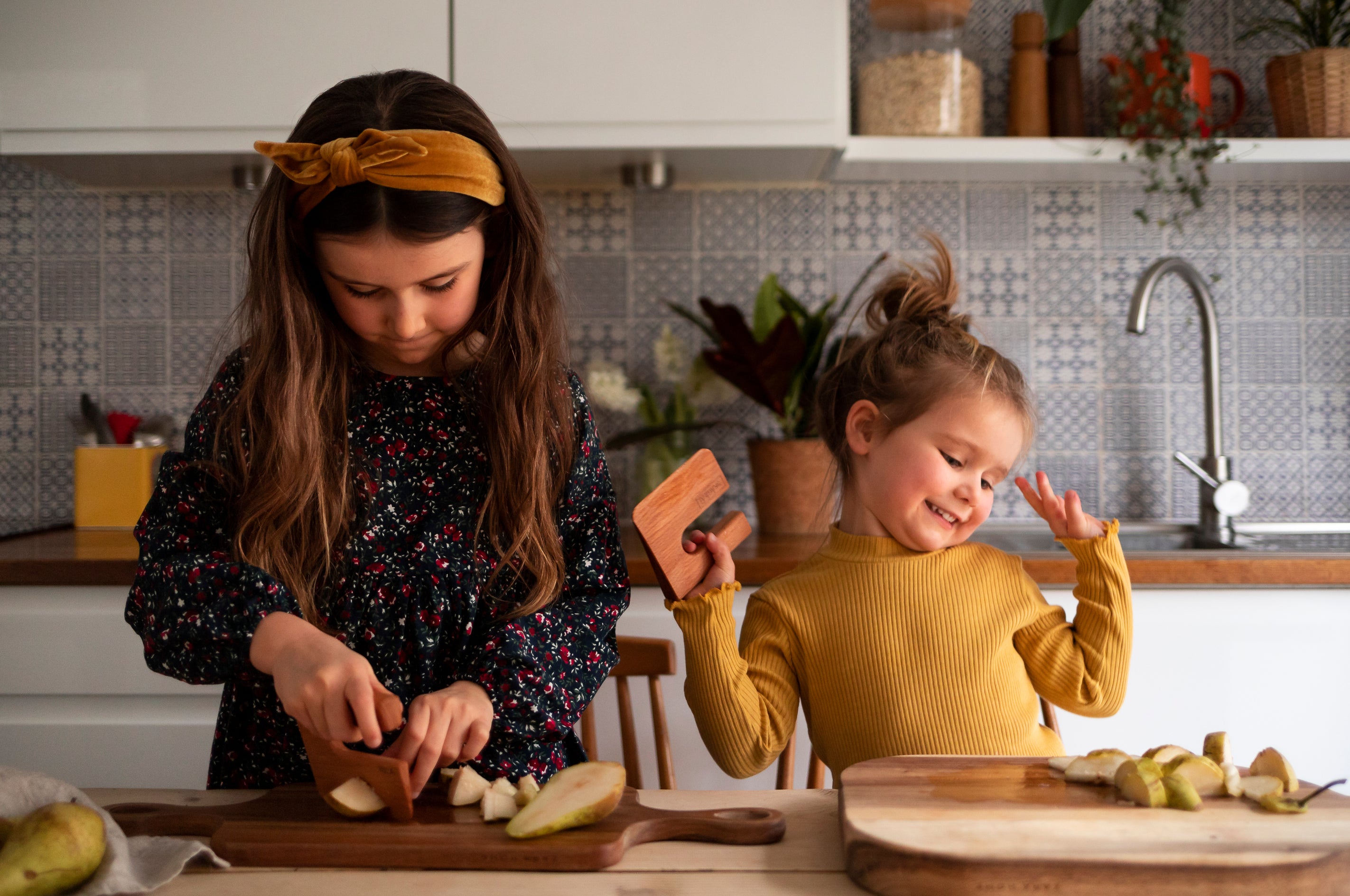 Träkniv - Safe and educational natural wooden knife for kids, designed as a Montessori tool to enhance child safety and development. Explore our fun and secure cooking tool, perfect for parents and retailers seeking the latest in child-safe culinary innovations.